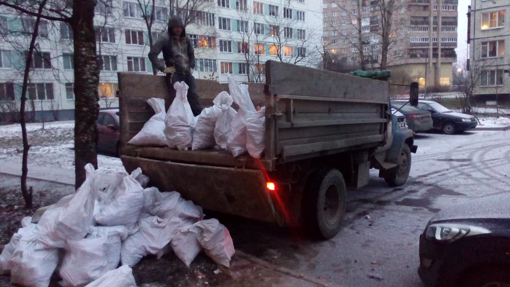 Вывоз мусора в мешках в Новотроицке в октябре