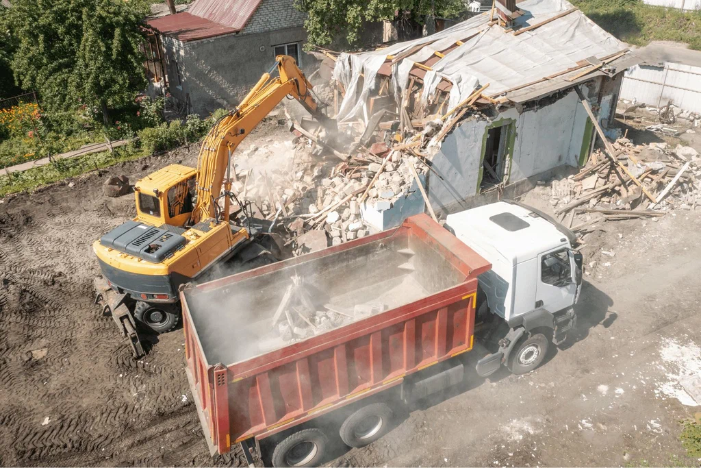 Вывоз мусора после сноса зданий с выездом в Новотроицке в октябре