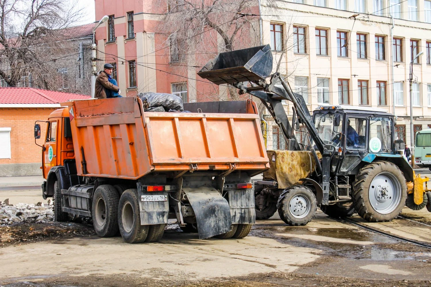 Вывоз мусора Камазом в Новотроицке – аренда и заказ Камаза 10 тонн от 2460 руб. в ПроМусор