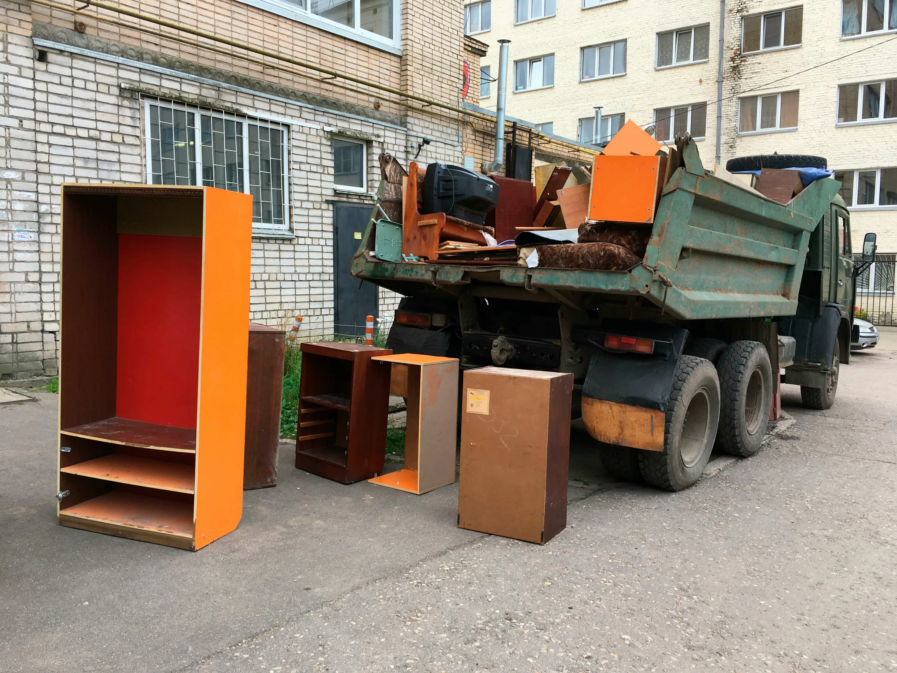 Утилизация старой мебели с вывозом и разбором в Новотроицке в октябре