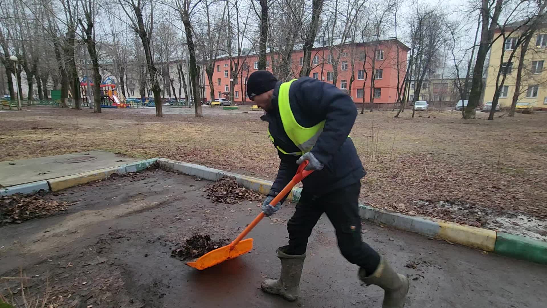 Уборка территорий в Новотроицке в октябре