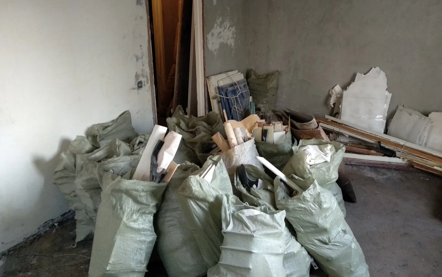 Уборка строительного мусора с вывозом и утилизацией в Новотроицке в октябре