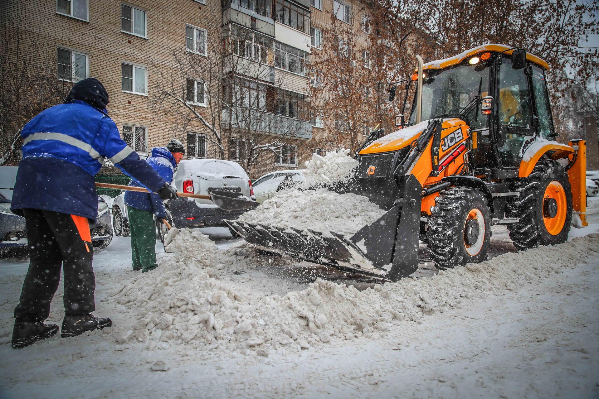 Очистка дворов от снега и наледи в Новотроицке — уборка снега, трактор и ручная, цены от 523 руб. | ПроМусор