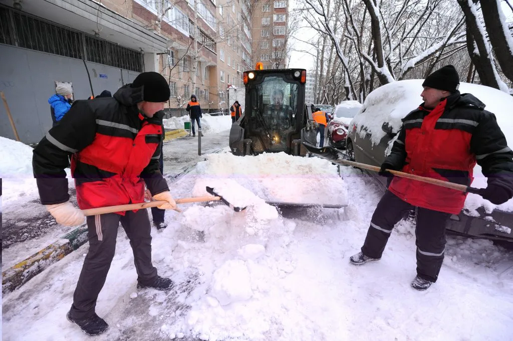 Очистка дворов от снега с гарантией результата в Новотроицке в октябре