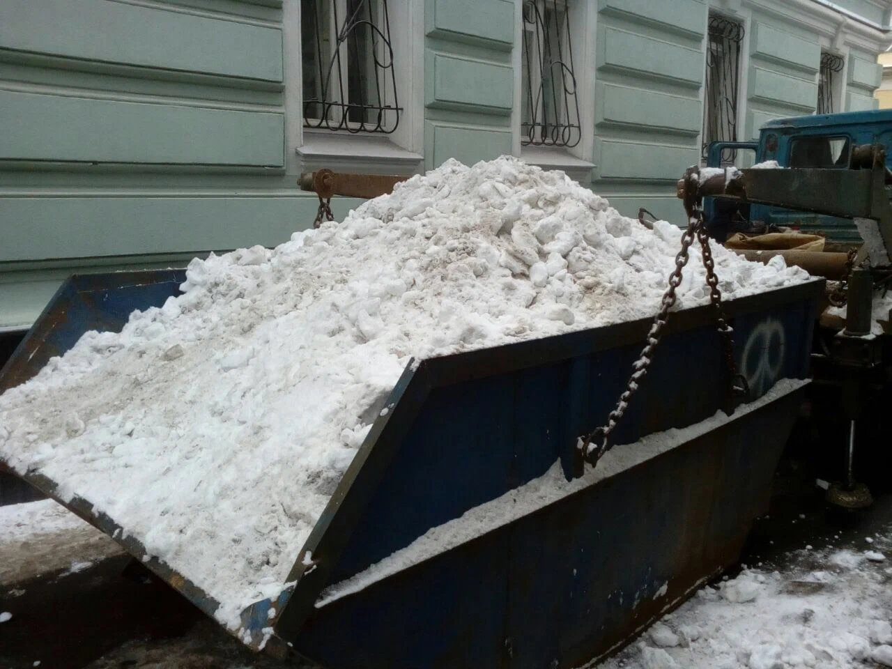 Вывоз снега контейнерами в Новотроицке в октябре